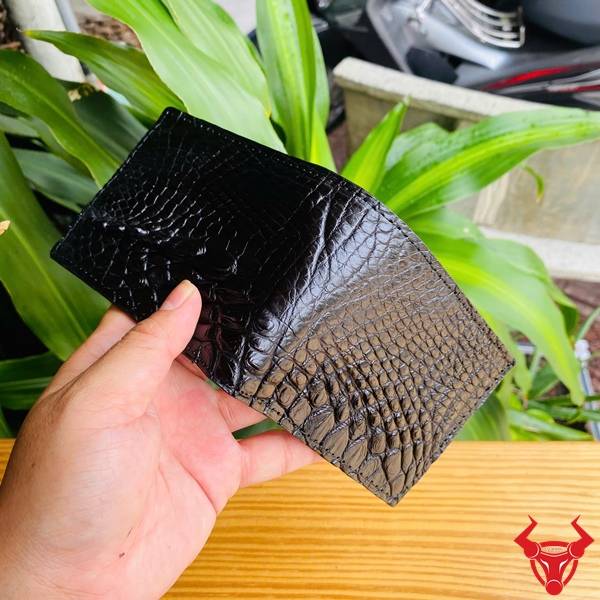 Ví da cá sấu gai tay VFA5 màu đen nhỏ gọn, cao cấp và độc đáo cho nam giới.