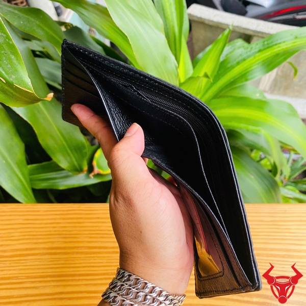 Ví da cá sấu gai tay mini màu đen tiện dụng, bền đẹp và phù hợp sử dụng hằng ngày.