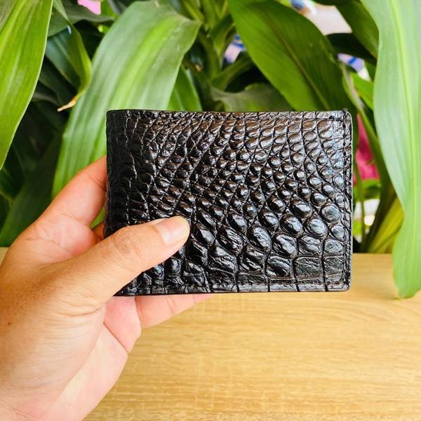 Ví mini da cá sấu vảy rồng nhỏ gọn, bền bỉ và phù hợp sử dụng hằng ngày.