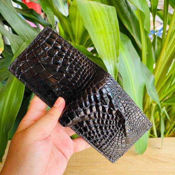 Ví da cá sấu mini thiết kế gọn nhẹ, tiện lợi và phù hợp cho mọi phong cách.