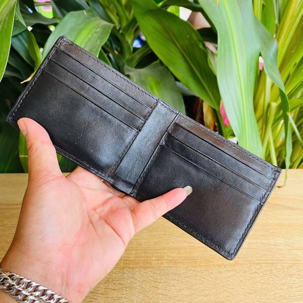 Ví mini da cá sấu form ngang nhỏ gọn, tiện dụng và bền đẹp theo thời gian.