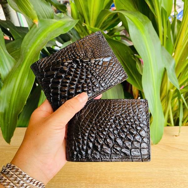 Ví nam mini da cá sấu cao cấp với thiết kế gọn gàng và họa tiết vảy rồng nổi bật.