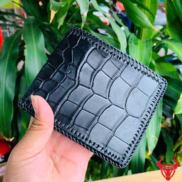Ví da cá sấu Thái Lan màu đen thiết kế đan viền tinh xảo, lịch lãm và đẳng cấp.