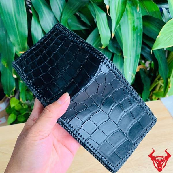 Ví da cá sấu Thái Lan màu đen cao cấp, tinh tế và phù hợp cho quý ông hiện đại.
