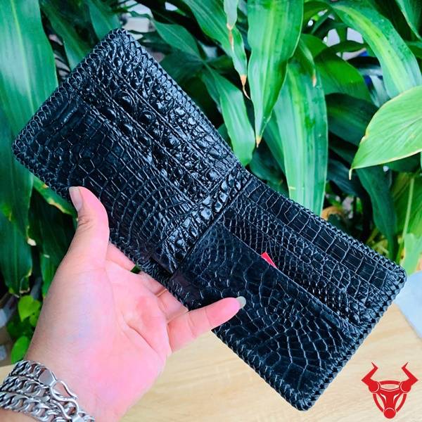 Ví da bụng cá sấu Thái Lan VEA8 màu đen sang trọng, cao cấp và bền đẹp theo thời gian.