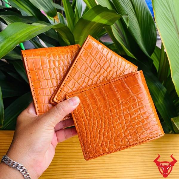 Ví da bụng cá sấu 2 mặt màu vàng cam cao cấp, nổi bật, sang trọng và bền đẹp.