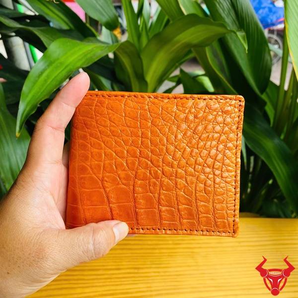 Ví da cá sấu form ngang màu vàng cam với thiết kế tinh xảo và chất lượng cao cấp.