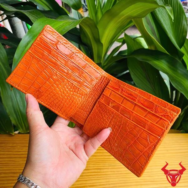 Ví nam da cá sấu màu vàng cam cao cấp, sang trọng và tạo điểm nhấn thời trang.