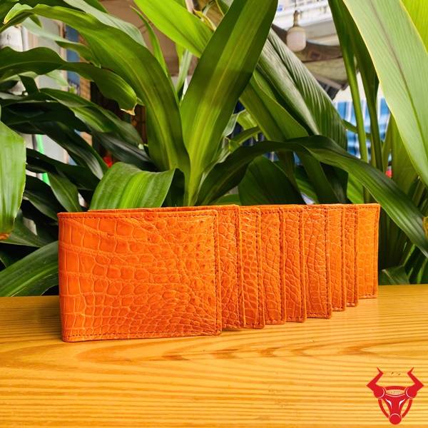 Ví da bụng cá sấu vàng cam cao cấp, bền đẹp và nổi bật trong mọi phong cách.