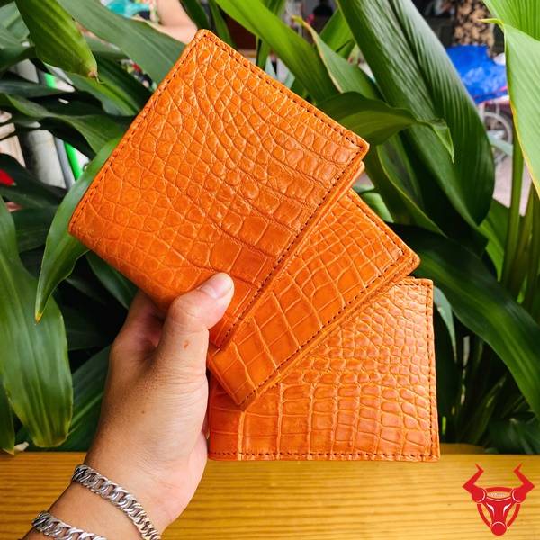 Ví nam da cá sấu màu vàng cam thiết kế hiện đại, cao cấp và phong cách.