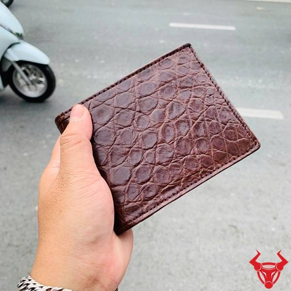 Phụ kiện da cá sấu cao cấp với dáng ngang ngắn, nhỏ gọn và tiện lợi.
