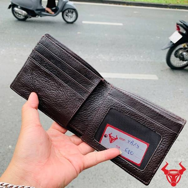 Kiểu dáng lịch lãm, màu nâu đất trầm sang, thiết kế nhỏ gọn và dễ sử dụng.