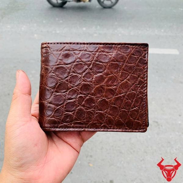 Dáng ngang ngắn gọn, da bụng cá sấu nâu đất sang trọng, tiện dụng và thời trang.