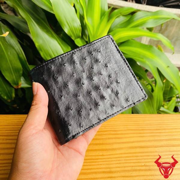 Ví nam da bụng đà điểu màu đen với thiết kế thời trang, cao cấp và độ bền vượt trội.