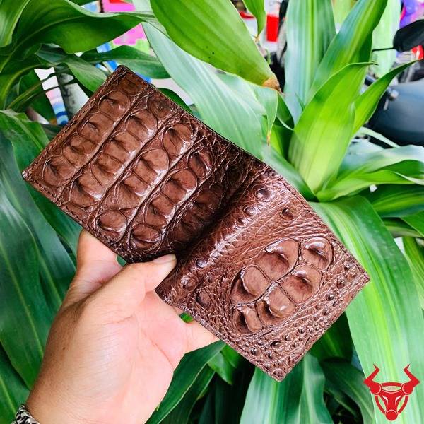 Vẻ ngoài mạnh mẽ, sang trọng, nổi bật với vân gù cá sấu tự nhiên.