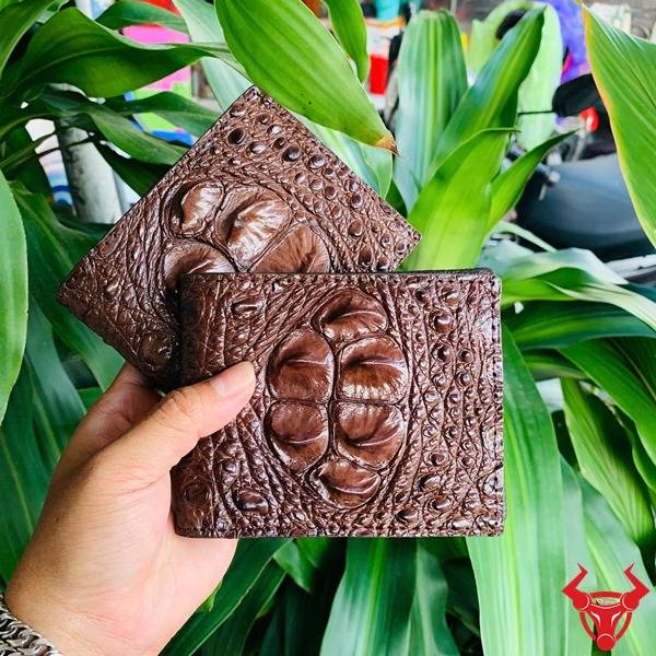 Vân gù lớn nổi bật, màu nâu đất sang trọng, tôn phong cách quý ông.