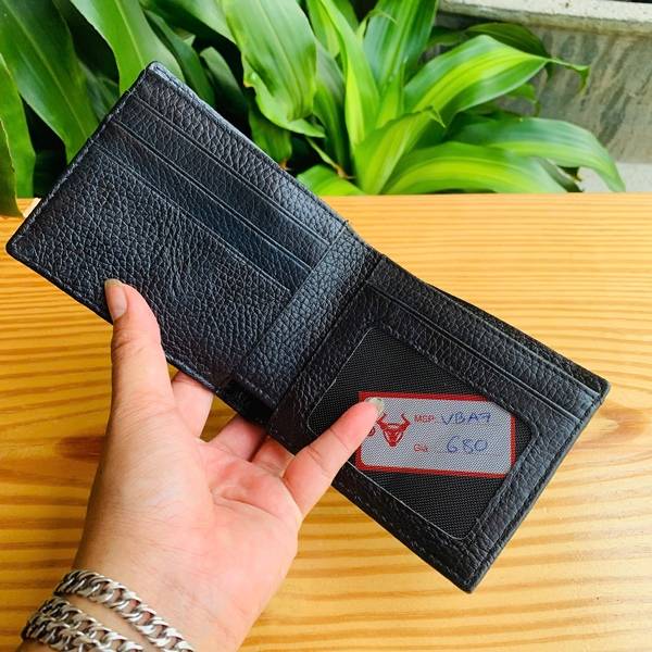 Ví da cá sấu nguyên con mang phong cách doanh nhân, cao cấp và đầy cuốn hút.