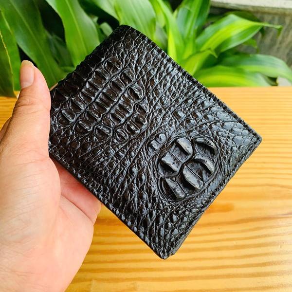 Ví da cá sấu nguyên con cao cấp với đường may tinh xảo và phong cách sang trọng.