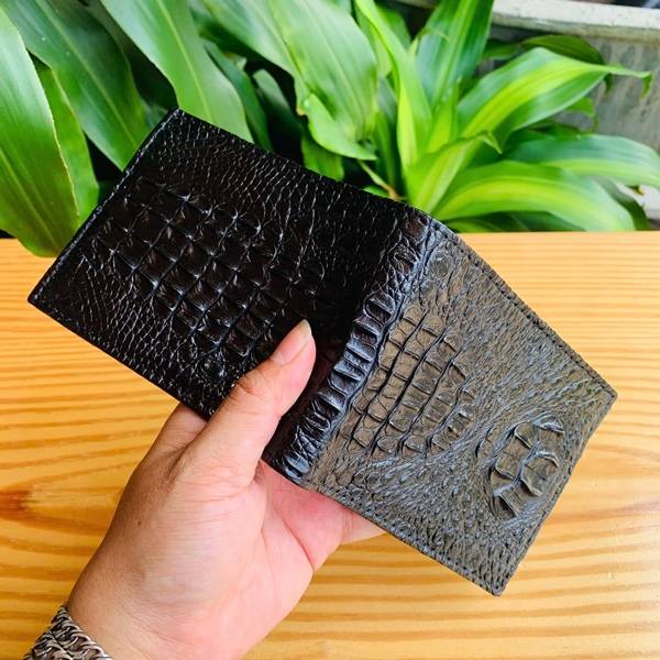 Ví da cá sấu nguyên con VBA7 cao cấp, thiết kế thời trang và tôn lên đẳng cấp người dùng.