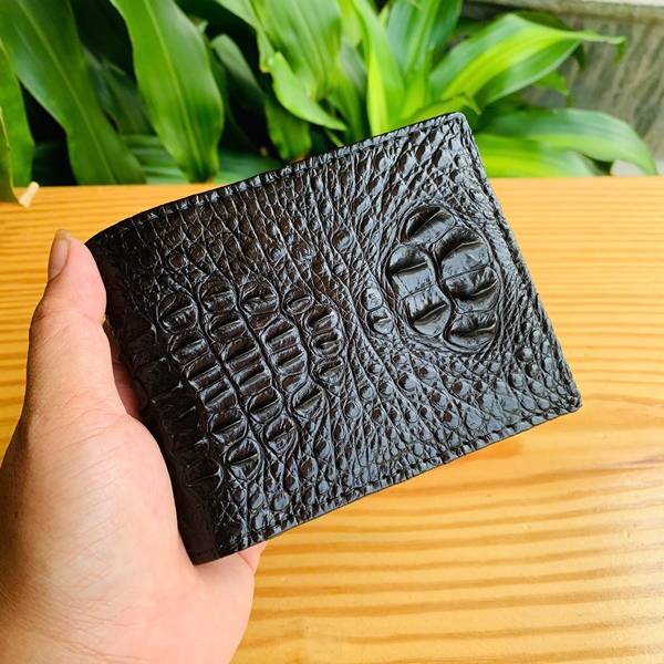 Ví da cá sấu nguyên con cao cấp với đường may tinh xảo và phong cách sang trọng.