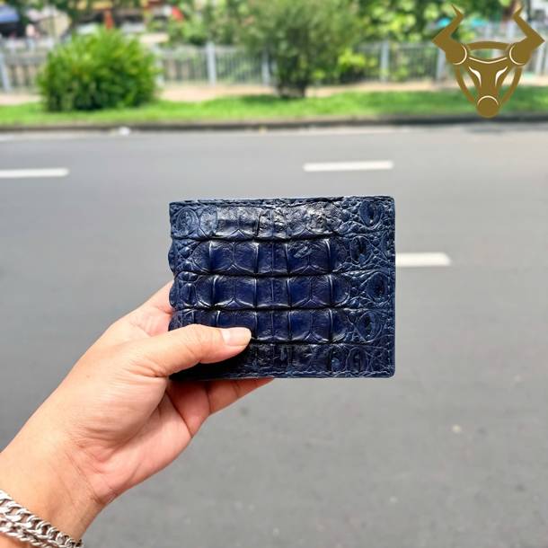 Ví da cá sấu nửa gai màu xanh navy cao cấp, thiết kế thời trang, bền đẹp và tạo điểm nhấn sang trọng.