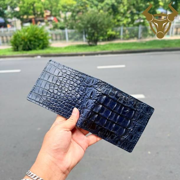 Ví nam da cá sấu nửa gai màu xanh navy mang vẻ đẹp sang trọng, thời trang và bền bỉ theo thời gian.