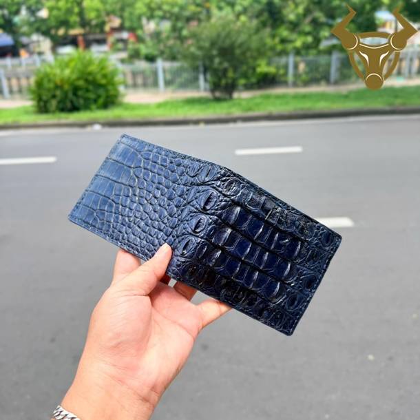 Ví da cá sấu xanh navy thiết kế tinh tế, chất liệu cao cấp và phù hợp với nhiều phong cách thời trang.