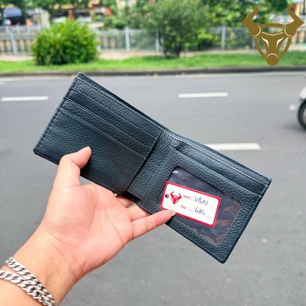 Ví nam ngắn da cá sấu thật màu xanh navy nổi bật với nửa gai độc đáo và phong cách cao cấp.