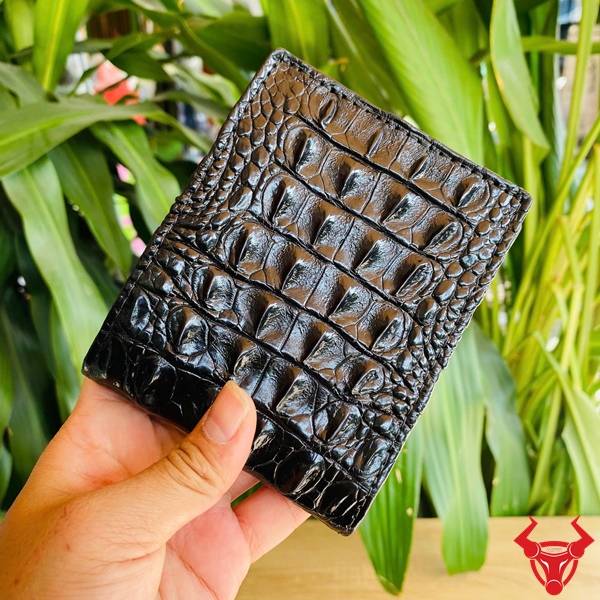 Ví da gai lưng cá sấu VBA1 màu đen mang vẻ đẹp đẳng cấp, thời trang và độ bền vượt trội.