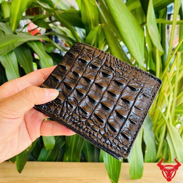 Ví nam da gai lưng cá sấu màu đen mang phong cách lịch lãm, cao cấp và đầy cá tính.