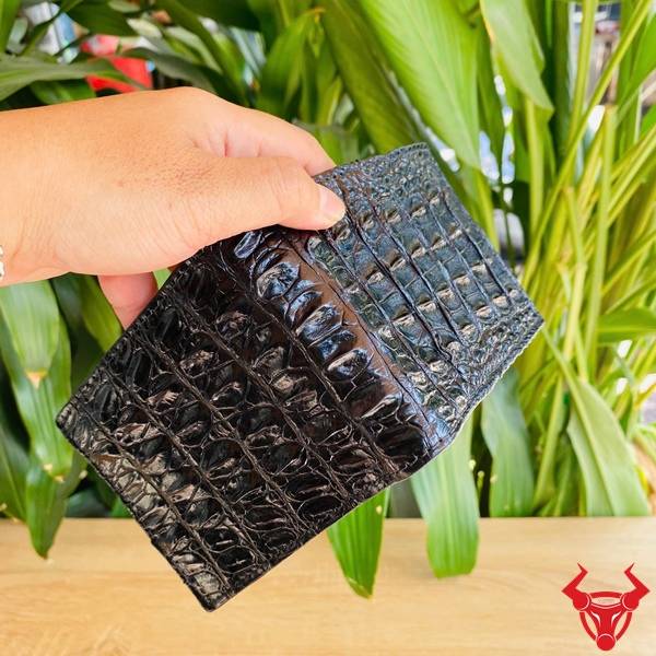 Ví da gai lưng cá sấu màu đen cao cấp, thiết kế mạnh mẽ, sang trọng và bền đẹp theo thời gian.