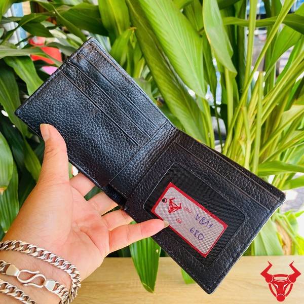 Ví da cá sấu màu đen cao cấp với độ bền cao, thiết kế tinh tế và phong cách đẳng cấp.