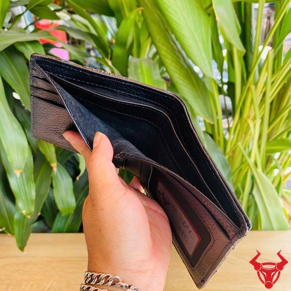 Ví nam da gai lưng cá sấu màu đen nổi bật với vẻ đẹp mạnh mẽ, thời trang và bền bỉ.