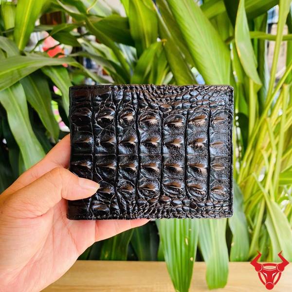 Ví da gai lưng cá sấu màu đen dành cho quý ông yêu thích sự lịch lãm và chất lượng cao cấp.