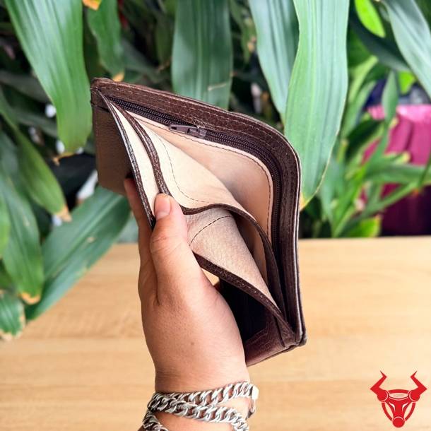 Da cá sấu 6 gù lớn nổi bật trên thiết kế form đứng VJA4, kết hợp màu nâu đất sang trọng để tạo dấu ấn thời trang riêng.