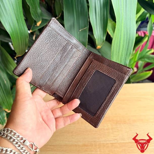Mẫu ví VJA4 kết hợp da cá sấu 6 gù lớn với gam nâu đất trầm sang, thể hiện phong cách cao cấp và gu thẩm mỹ tinh tế.