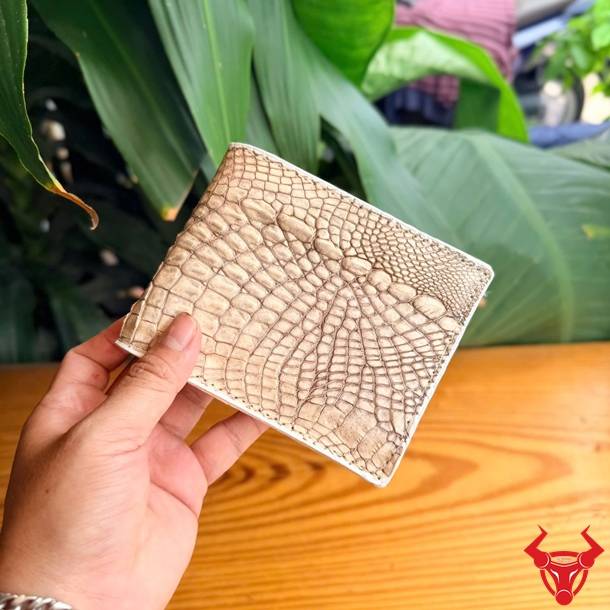 Ví da cá sấu gai tay màu trắng cao cấp, thiết kế thời trang, bền đẹp và đầy ấn tượng.