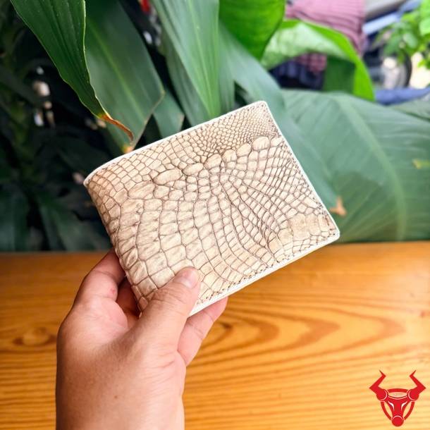 Ví nam form ngang da cá sấu màu trắng, thời trang, tiện dụng và đầy cá tính.