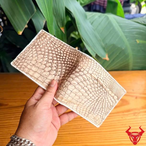 Ví nam da cá sấu thật màu trắng, bền bỉ, cao cấp và phù hợp nhiều phong cách.