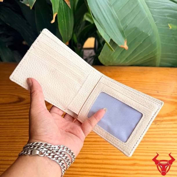 Ví da cá sấu gai tay màu trắng độc bản, sang trọng, bền bỉ và đầy phong cách.