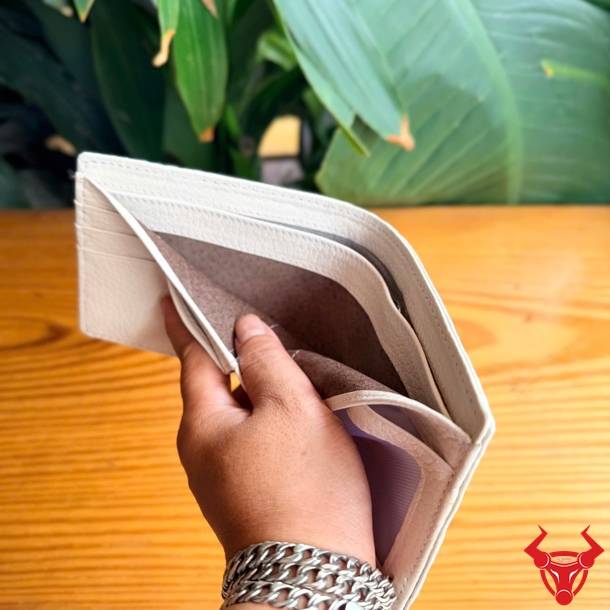 Ví da cá sấu màu trắng bền bỉ, thiết kế sang trọng và đậm chất thời trang.