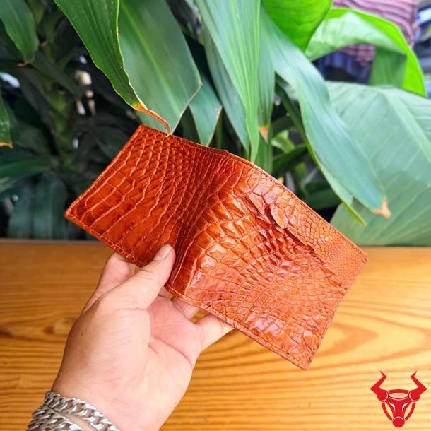 Ví Da Cá Sấu Gai Tay VBA5 Màu Vàng Cam Sang Trọng Ví nam da cá sấu màu vàng cam độc đáo, cao cấp và đầy phong cách.