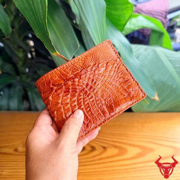 Ví Nam Form Ngang Da Cá Sấu Gai Tay VBA5 Màu Vàng Cam Cao Cấp Ví da cá sấu gai tay màu vàng cam sang trọng, nổi bật và bền đẹp theo thời gian.