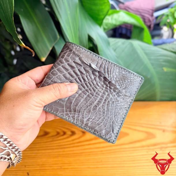 Ví da cá sấu gai tay màu xám cao cấp, thiết kế thời trang và bền đẹp theo thời gian.