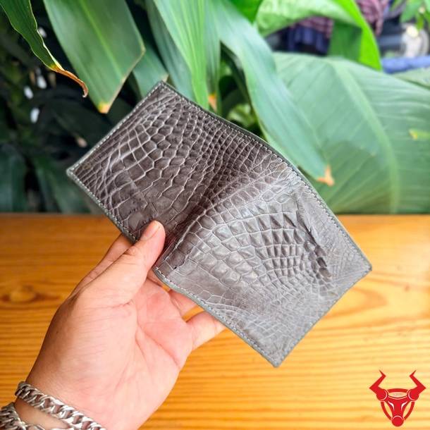 Ví nam da cá sấu màu xám nổi bật, bền bỉ và phù hợp nhiều phong cách.