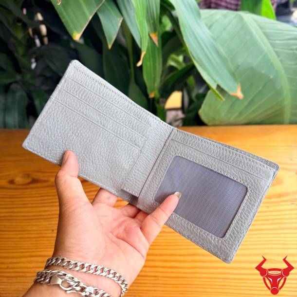 Ví nam da cá sấu màu xám thời trang, cao cấp và đầy phong cách.