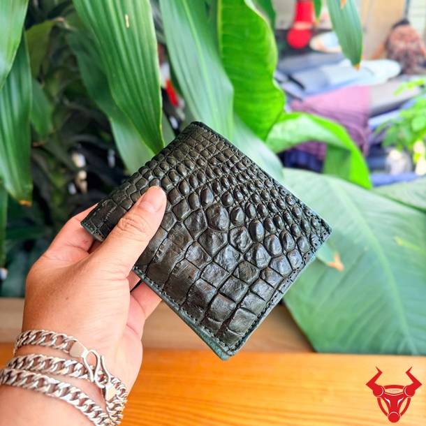 Ví da cá sấu gai tay màu xanh lá cao cấp, thời trang và bền đẹp theo thời gian.