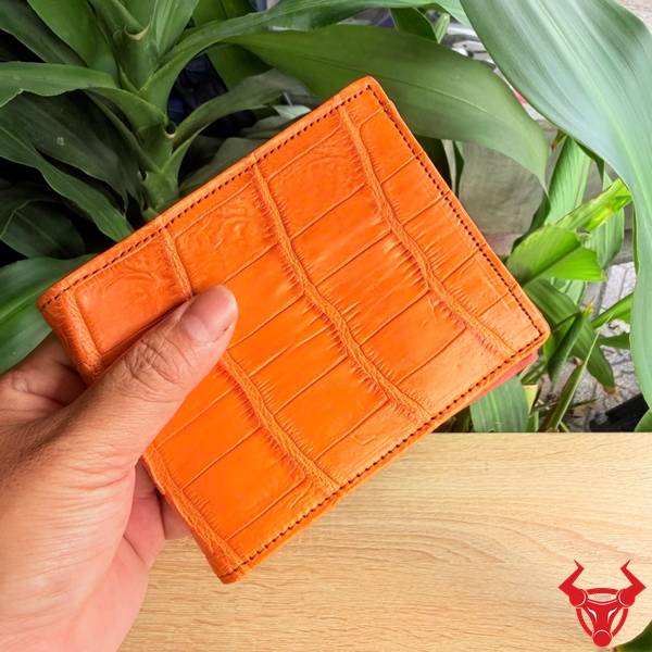 Gam cam độc đáo, da cá sấu cao cấp, dáng ngang vừa vặn và ngăn chứa khoa học.