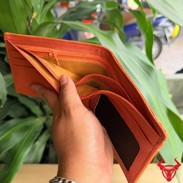 Màu cam khác biệt, vân da sang trọng, dáng ngắn vừa vặn và bố trí ngăn khoa học.