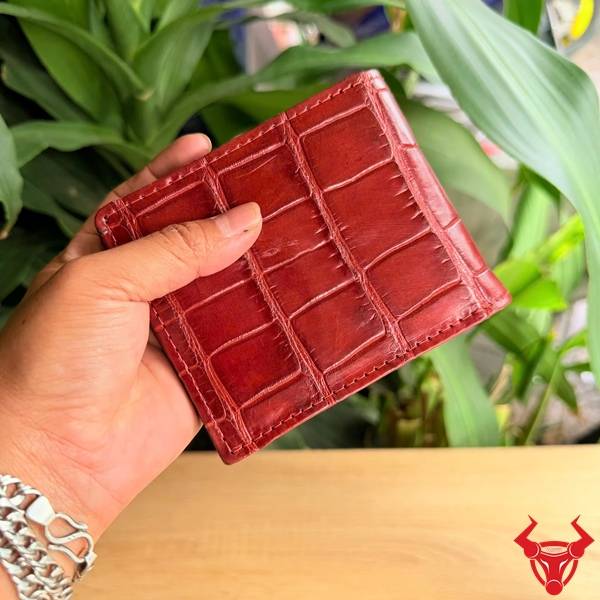 Màu đỏ mận thời thượng, thiết kế nhỏ gọn, vừa vặn và bố trí ngăn tiện lợi.